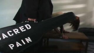 Lilla gioca al gioco del bondage con il dispositivo