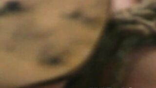 Cecília contida com cordas