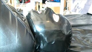 La prosperosa Cougar Angel Eyes succhia e masturba il suo schiavo