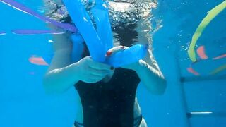 Fille nue en ballon dans la piscine