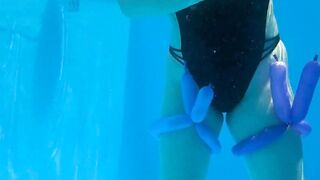 Fille nue en ballon dans la piscine