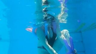 Fille nue en ballon dans la piscine