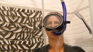 Roupa de mergulho no chuveiro