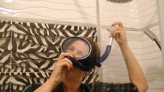 Roupa de mergulho no chuveiro