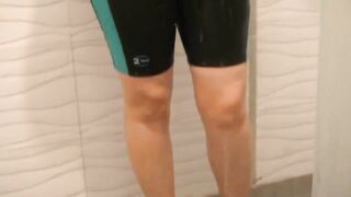 Roupa de mergulho no chuveiro