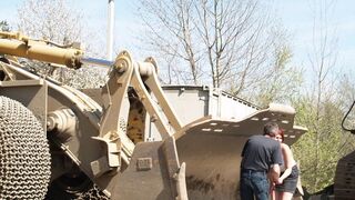 Pompino all'aperto per un ragazzo