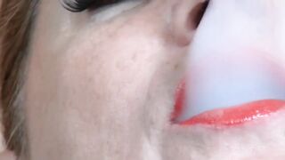 Uma verdadeira MILF gostosa pra caralho