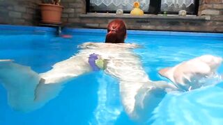 Fille nue en ballon dans la piscine Pt2