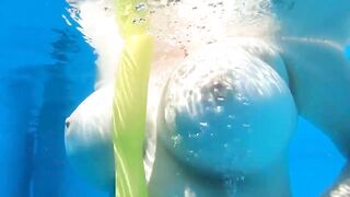 Fille nue en ballon dans la piscine Pt2