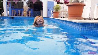 Anne Tout Naturel Dans La Piscine
