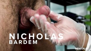 Il dottor Bardem esamina Paco