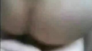 Donna sexy prosperosa che succhia il cazzo e poi cavalca