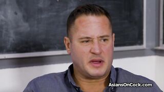 Spinner asiatico cavalca un cazzo sulla lavagna