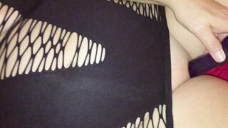 Gozando forte nas minhas alças pretas de amarrar Pt2