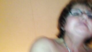 Warum trägt Tante Bliss ihre Brille?