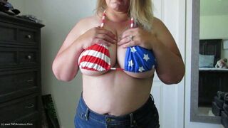 Strip-tease avec étoiles et rayures