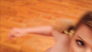 Piccola puttanella! Doggy Daisy succhia e scopa Pt3