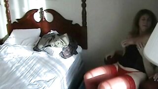 Devlynn le muestra a Santa su lista de películas