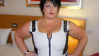 Film de baise avec une robe en cuir