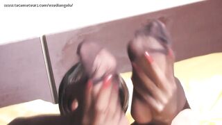 Danza con le gambe lunghe e dildo anale sul letto