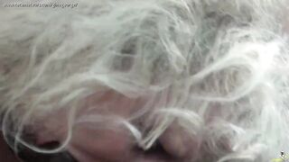 Grande galo negro ganha uma surpresa na hora do almoço