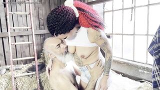 Süßes Schulmädchen Candii fickt schmutzigen alten Harry Video