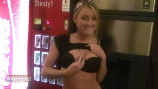 Diversão no lobby do hotel