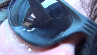 Sperme sur les lunettes de soleil