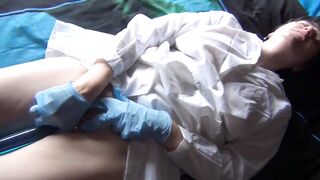 Masturbándose con la bata blanca