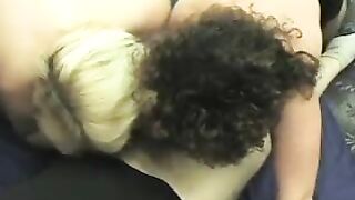 2 chicas haciendo una mamada