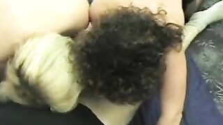 2 chicas haciendo una mamada