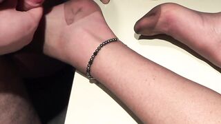 Sperma auf den Beinen der Polizistin