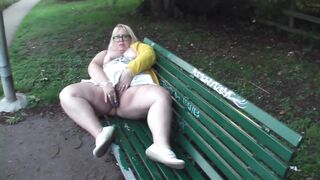 EMB Dildo auf der Bank