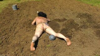 Jardinagem para escrava nua vagabunda Pt3