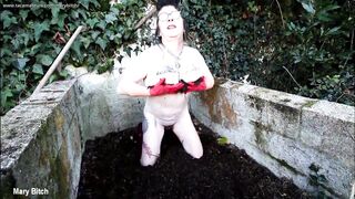 En el estiércol con botas de goma y guantes Pt1