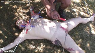 Orgasmo con cera caliente y chorros al aire libre, parte 1