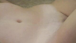 Togliendomi il vestito e giocando con la mia figa