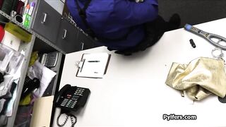 Une blonde ringarde surprise avec une robe volée