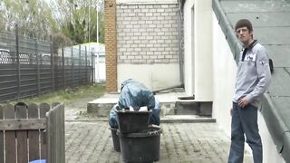 Scopata all'aperto davanti al garage