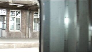 Nackt am alten Bahnhof