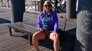 Nua em público na ponte