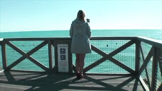 Nudo in pubblico sul ponte
