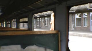 3 filles nues à la gare