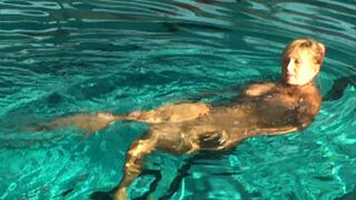 Nue dans la piscine publique Pt4