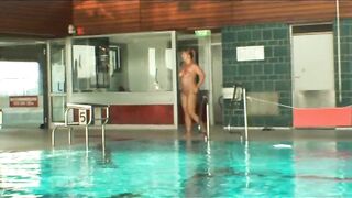 Nudez na piscina pública Pt4