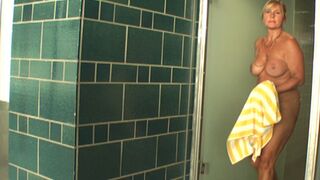 Nue dans la piscine publique Pt3