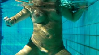 Nackt im öffentlichen Schwimmbad Pt8