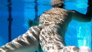 Nue dans la piscine publique Pt8