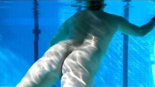 Nue dans la piscine publique Pt8