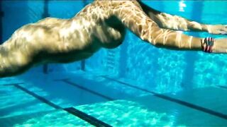 Nue dans la piscine publique Pt8